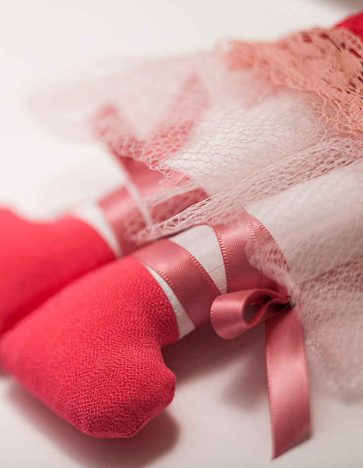 Poupée en tissu avec chaussons à rubans roses RAPLAPLA-3 Poupée en tissu avec chaussons à rubans roses RAPLAPLA-3